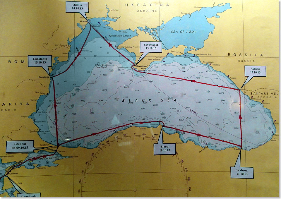 Foto: Dieter Bromund, Bremen Einmal rechtsrum – von Piräus ins Schwarze Meer und zurück über Thessaloniki und Naxos nach Athen. Eine Seekarte vor der Rezeption zeigte den Verlauf der letzten Reise der MS ASTOR 2013 unter der Flagge von Transocean Kreuzfahrten.