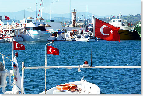 Sinop an der Schwarzmeerkste der Trkei: Freizeitboote und Arbeitsschiffe liegen dicht an dicht im Hafen. Das Meer bietet hier Erholung und Einkommen.