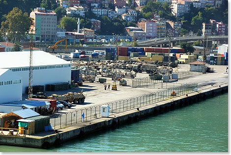 Ohne Uniform und Flagge: Nach Trabzon fliegt die Bundeswehr Panzer, Haubitzen, Kraftfahrzeuge und anderes schweres Gert aus Afghanistan zur Verladung auf Schiffe nach Deutschland. Trkischen Wnschen entsprechend weht ber dem Gelnde am Hafen von Trabzon keine deutsche Flagge, deutsche Uniformen sind in der Stadt nicht zu sehen.