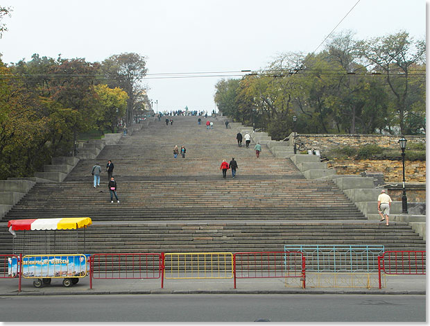 Eine der berhmtesten: Die Treppe von Odessa, vom Hafen hoch zum Platz mit dem Denkmal des um die Stadt verdienten franzsischen Herzogs Richelieu. Er war der Enkel des berhmten Kardinals. In Sergei Eisensteins Stummfilm Panzerkreuzer Potemkin schlagen Gardisten des Zaren auf dieser Treppe den Aufstand der Matrosen von 1905 nieder.