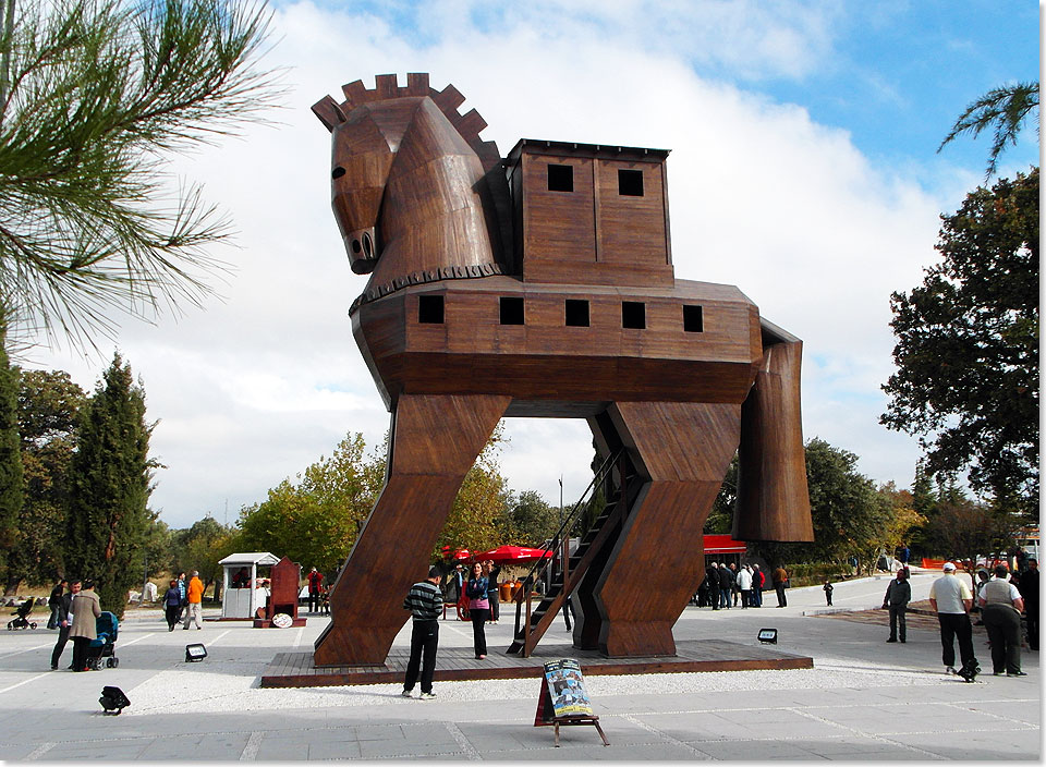 Trojanisches Pferd: So baute es Hollywood. Wie das echte aussah, ist in Troja nicht überliefert. Das hohle Holztier wird von Kindern jeden Alters gern bestiegen.