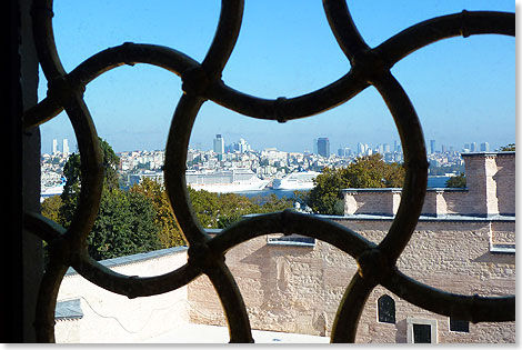 Blick aus dem Topkapi Palast auf das Goldene Horn, einer Sackgasse im Wasser Istanbuls. In ihrer breiten Mndung in den Bosporus machen heute Kreuzfahrtschiffe fest, nicht alle auf dem Weg ins Schwarze Meer.