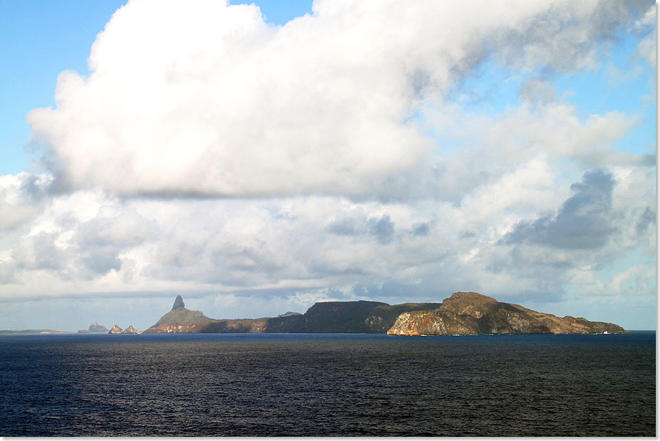 Die 
	brasilianische Inselgruppe Fernando de Noronha kommt in Sicht.