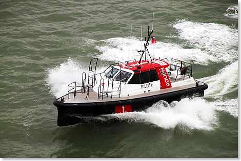 Das 
	franzsische Lotsenboot stiemt vor Le Havre heran.