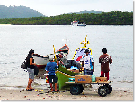 Fischer 
	verkaufen ihren Fang am Ufer des Itebere Flusses.