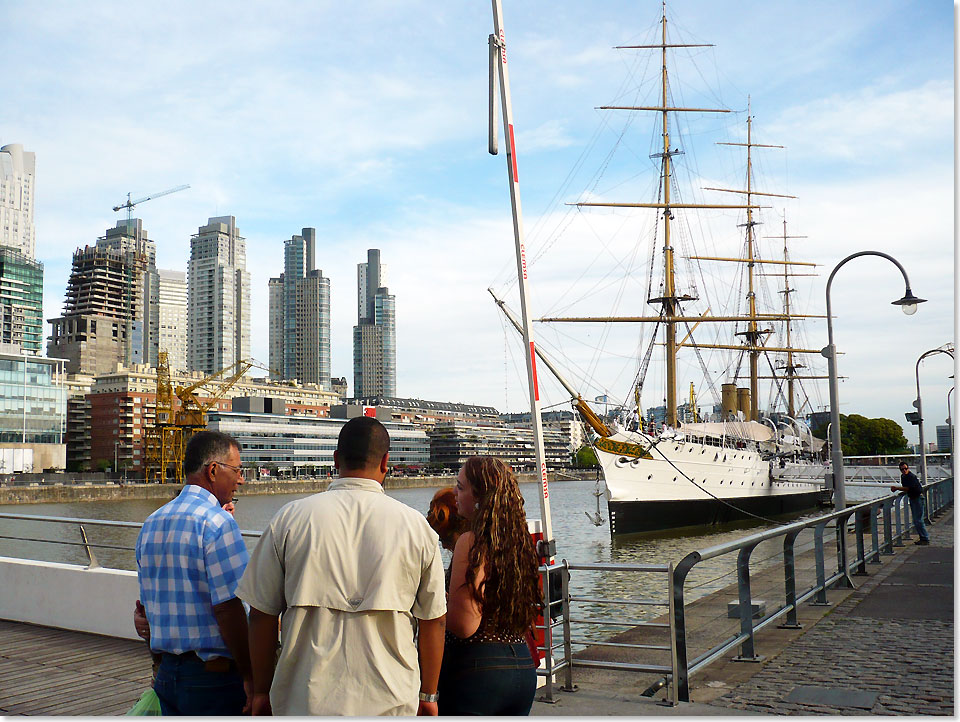 Die Schulschiff-Fregatte PRESIDENTE SARMIENTO in den Madero-Docks von Buenos Aires.