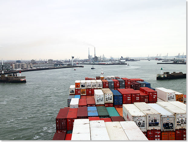 Manovrieren 
			zwischen den Molekpfen von Le Havre.