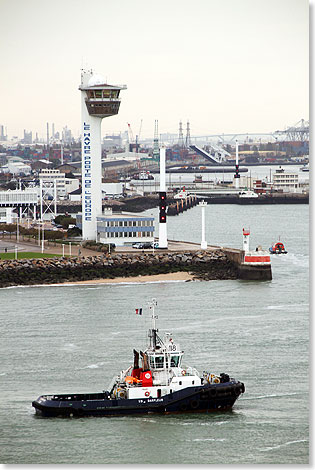 Ein Schlepper wartet schon vor dem Hafentower.