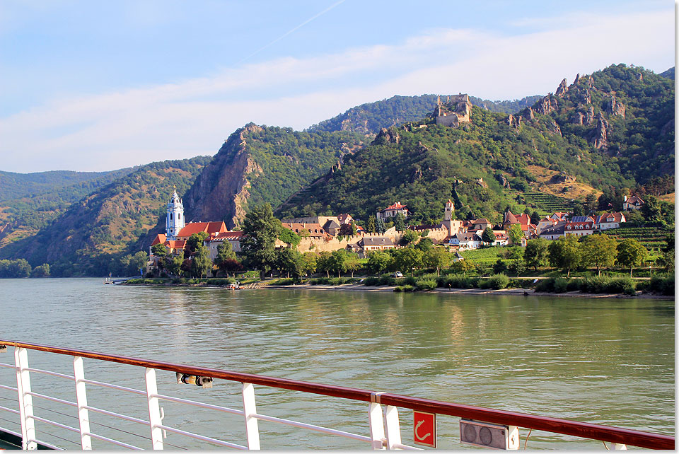 Bick auf Drnstein in der Wachau mit der blauen Stiftskirche und rechts oberhalb die Burgruine Drnstein.