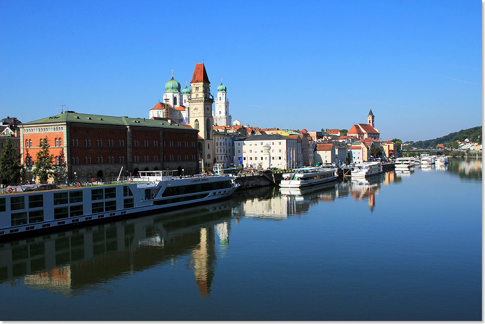 Blick 
	von der Ilz-Einmündung auf den Passauer Donaukai. Von hier 
	fahren die Ausflugsschiffe der Donauschifffahrt Wurm + Köck ab und so 
	manche Donau-Kreuzfahrt findet hier ihren Anfang und ihr Ende.
