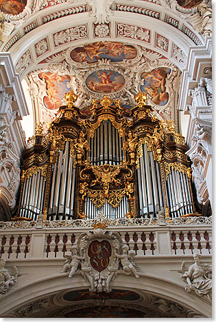 Die Hauptorgel auf der mittleren Westempore im Dom <br>St. 
			Stephan in Passau.