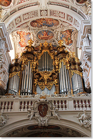 Die Hauptorgel auf der mittleren Westempore im Dom <br>St. 
			Stephan in Passau.