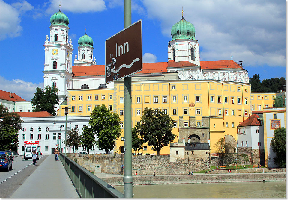 Blick 
	  von der Marienbrücke über den Inn auf die Alte Residenz und den Dom St. 
	  Stephan in Passau.