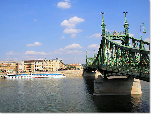 ... unmittelbar oberhalb der Kettenbrcke.