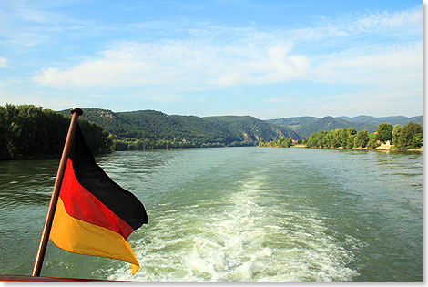 Die AROSA RIVA fhrt durch die Wachau.