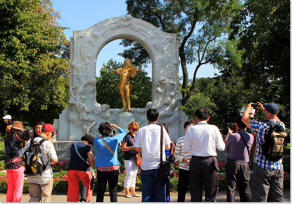 Das Johann-Strau-Denkmal befindet sich im Wiener Stadtpark und ist eines der meistfotografierten Denkmler in Wien.