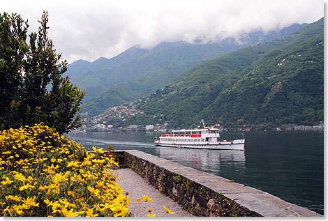 Schon 
	seit 1826 verkehren auf dem Lago Maggiore Passagierschiffe, zu denen sich in 
	den letzten Jahren auch immer mehr Yachten und Sportboote gesellten (Blick 
	von der Isola Grande)