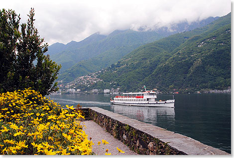 Schon 
	seit 1826 verkehren auf dem Lago Maggiore Passagierschiffe, zu denen sich in 
	den letzten Jahren auch immer mehr Yachten und Sportboote gesellten (Blick 
	von der Isola Grande)