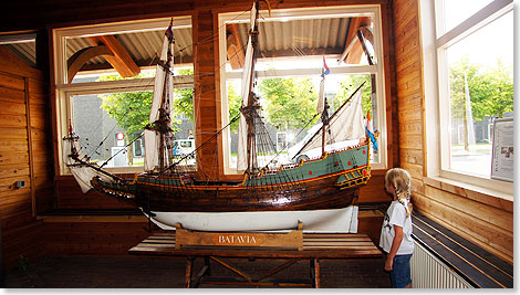 In der Bataviawerft in Lelystad wurde nicht nur das originale Schiff, sondern auch dieses Modell davon nachgebaut.