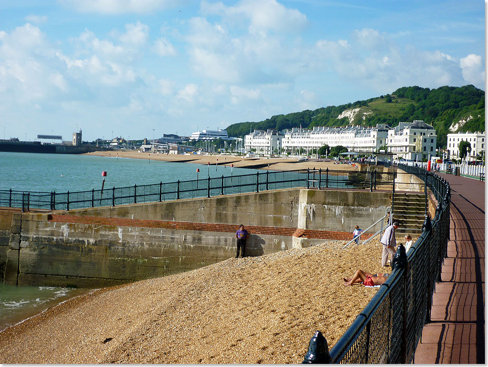 Strand zwischen Eastern und Western Docks in Dover mit ein paar letzte Sonnenanbeter an diesem September-Vormittag.