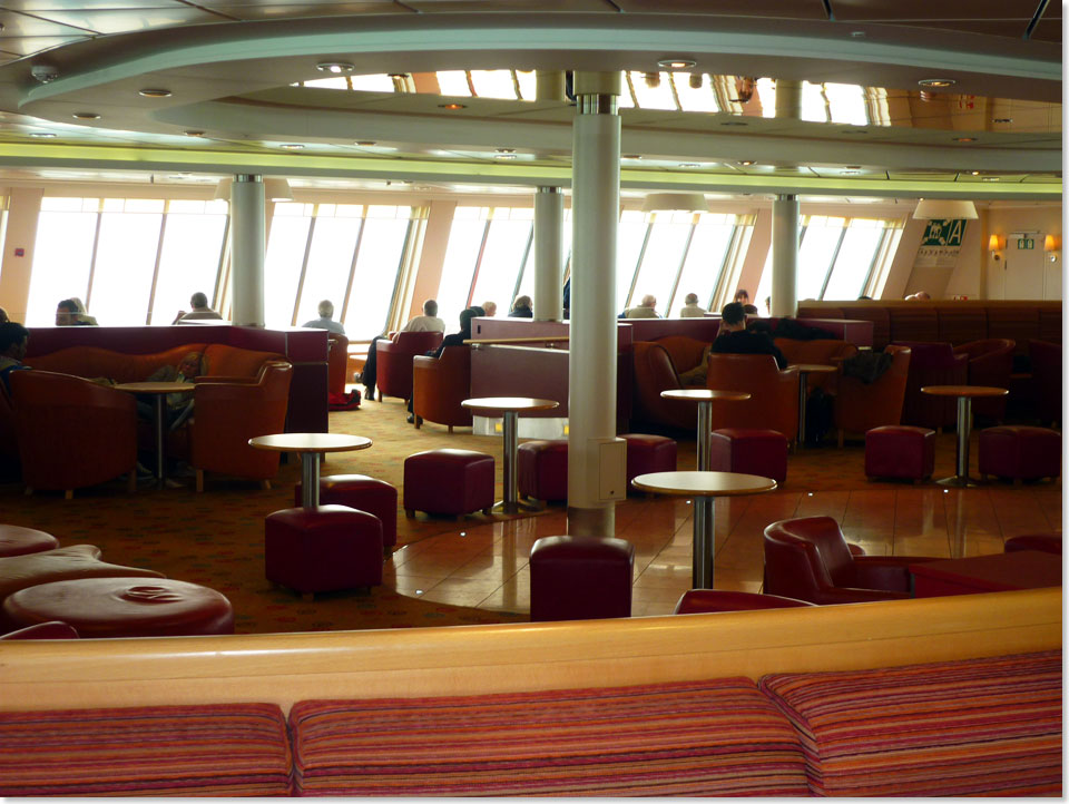In den Lounges achtern dominieren Gelbtöne, bei den Möbeln und Teppichböden 
	mittschiffs blaue Farben und in den Räumen vorne im Schiff rote Akzente.