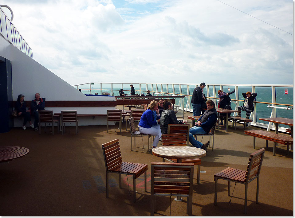 Ein Aufenthalt auf dem recht kleinen Sonnendeck achtern trgt dazu 
	bei, dass die 90mintige Rckfahrt nach Calais wie im Flug vergeht.