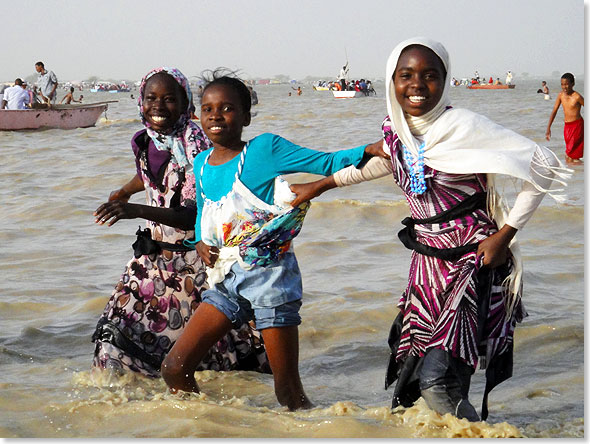 Im Sudan geht man am 1. Januar baden: Zum Fest am Roseires-Damm, dem Nilstausee bei Ad-Damazin, zu dem sich am Neujahrstag, der zugleich Nationalfeiertag ist, hunderttausende Menschen treffen.