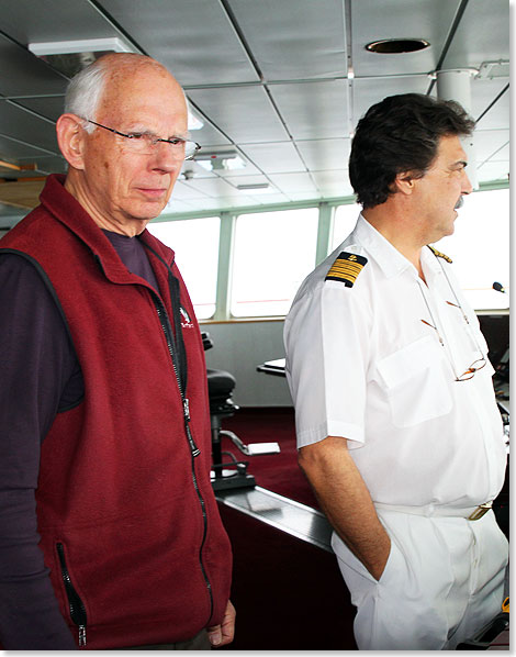 Foto: Dr. Peer Schmidt-Walther, Stralsund MS HAMBURG-Kapitän Joao Simoes (rechts) hört gerne auf díe Empfehlungen von Eislotse Karl Ulrich Lampe.