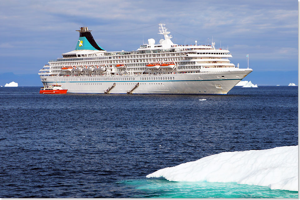  MS ARTANIA – das Schiff dieser Grönland-Expedition 2012 – 44.348 BRZ, 230 Meter lang, 29,70 Meter breit, 7,80 Meter Tiefgang, 1.200 Passagiere.