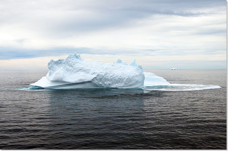  Ein Eisberg, der am Heck der ARTANIA liegt, bricht plötzlich mit lautem Knall vor den Augen der ARTANIA-Gäste in zwei Teile. Ein Glücksfall für die Fotografen.