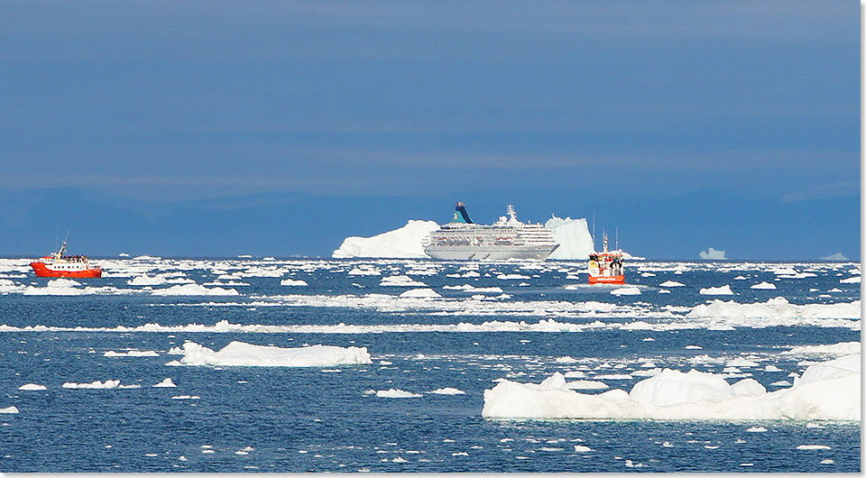  MS ARTANIA im Ilulissat-Eisfjord, Ausflugsboote bringen die Passagiere zum Gletscher.