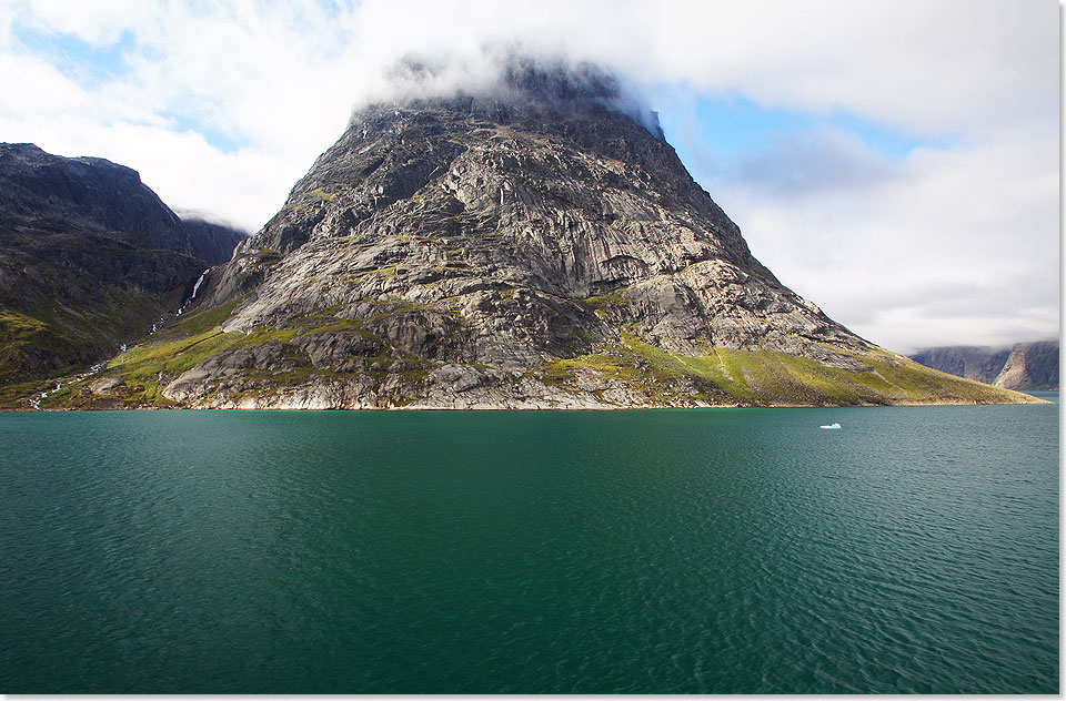  Die ARTANIA ist im Torssukatak-Fjord unterwegs in Richtung Norden zum Prins Christian Sund.
