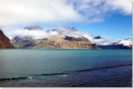 Tief hngen die Wolken ber dem Fjord. 