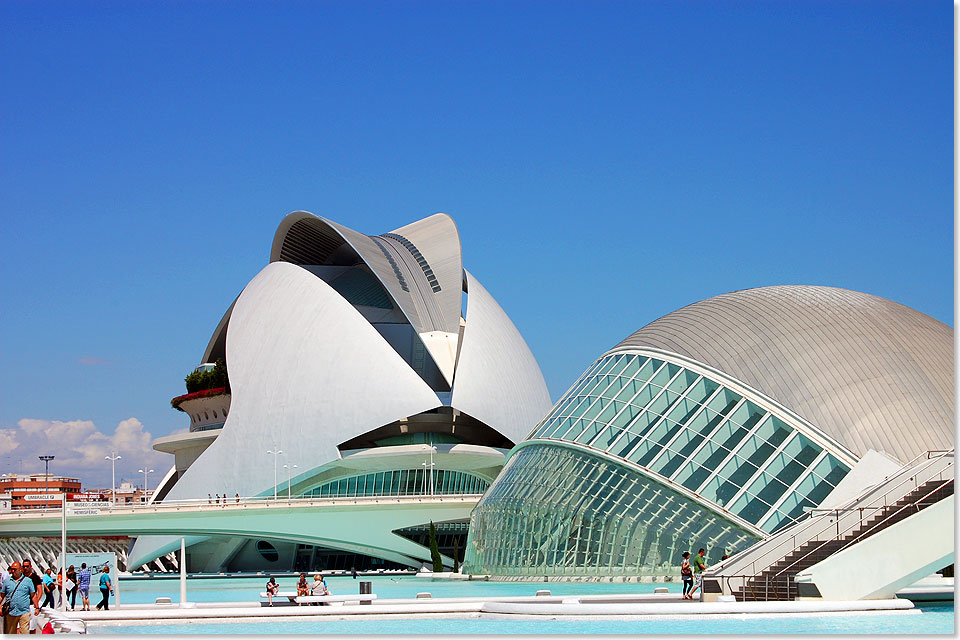 Valencia ist eine eindrucksvolle Stadt und vereint moderne Architektur mit geschichtstrchtigen Bauwerkern. Der moderne Teil: Ciudad de las Artes y de las Ciencias  die Stadt der Knste und der Wissenschaften  sie wurde vom valenzianischen Architekten Santiago Calatrava entworfen. Sie ist im ehemaligen Flussbett des Turia gelegen und umfasst das Opernhaus Palau de les Arts Reina Sofia, LOceanografica (das grte Meeresaquarium Europas), das Museo de las Ciencias Principe Felipe (Prinz Philipp-Museum der Wissenschaften), LHemsfric (IMAX-Kino, konstruiert als sich ffnendes und schlieendes Auge), sowie LUmbracle (botanischer Garten neben dem Museum der Wissenschaften).
