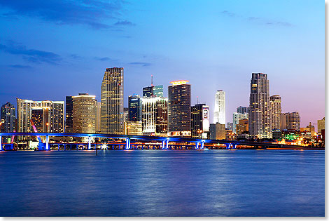 Foto: Miami GMCVB Downtown Miami bei Nacht: das schillernde Zentrum einer Metropolregion, in der über 5 Millionen Menschen leben.