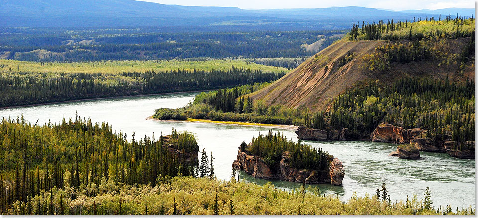  Der Yukon River, Namensgeber eines ganzen Territoriums, entspringt dem Marsh Lake, der in den Coast Mountains in Westkanada liegt, und mndet im US-Bundesstaat Alaska ins Beringmeer. Mit einer Gesamtlnge von 3.120 Kilometern ist er nur einer von vielen groen Flssen. Dank seiner tragenden Rolle whrend des groen Goldrauschs drfte er allerdings dennoch zu den berhmtesten gehren.