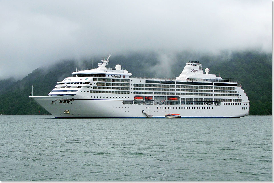  SEVEN SEAS MARINER liegt auf Reede vor der Ilha Grande. Wolken hngen ber dem Schiff ...
