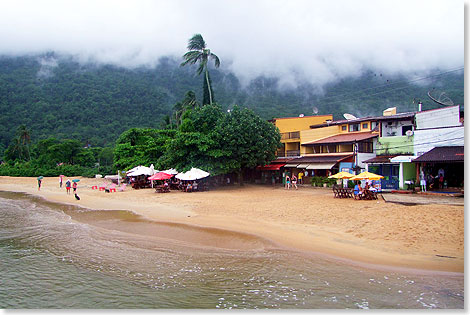 Andere Gste gehen zur Strandpromenade mit Restaurants in Abrao. 