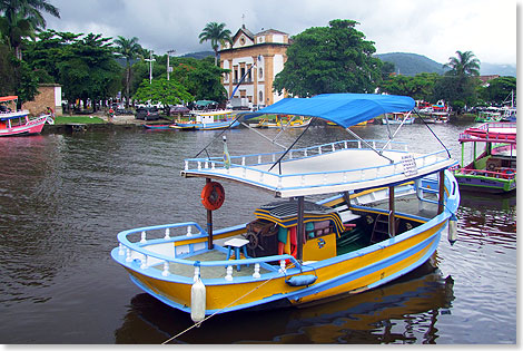 Buntes Fischerboot, im Hintergrund die Kirche Igreja Matriz de N.S. dos Remedios.