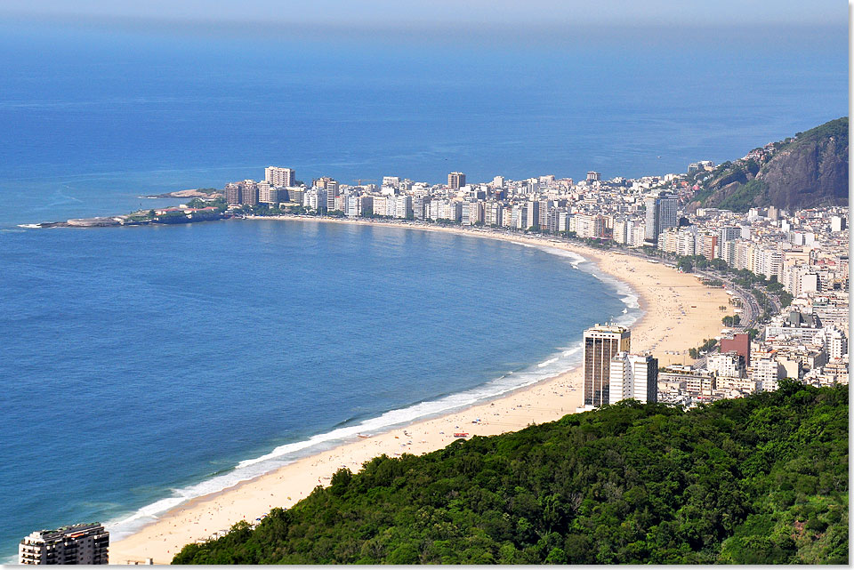 Rio – Blick vom Zuckerhut auf die Copacabana.