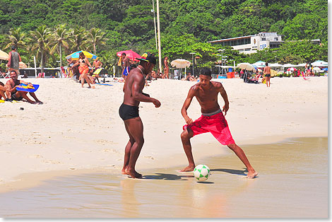Fussball am Badestrand der Copacabana ...