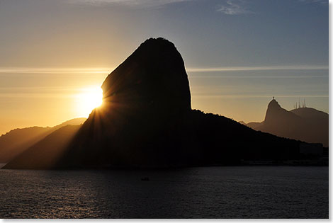  Zuckerhut und dahinter der Corcovado mit Christusstatue.
