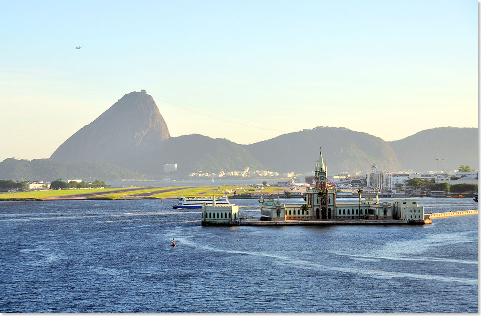 Auslaufend aus Rio, vorbei am Marinemuseum auf der Ilha Fiscal und im Hintergrund der Zuckerhut.
