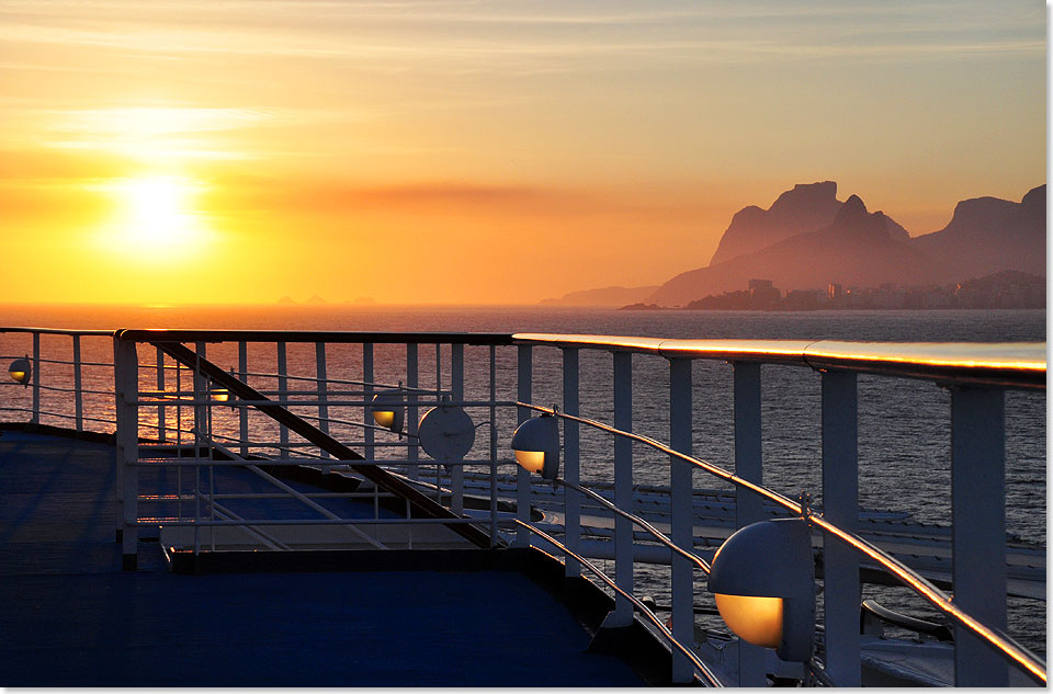 SEVEN SEAS MARINER steuert in den Atlantik hinaus. Die Passagiere erhaschen einen letzten Blick auf die Bucht der Copacabana.

