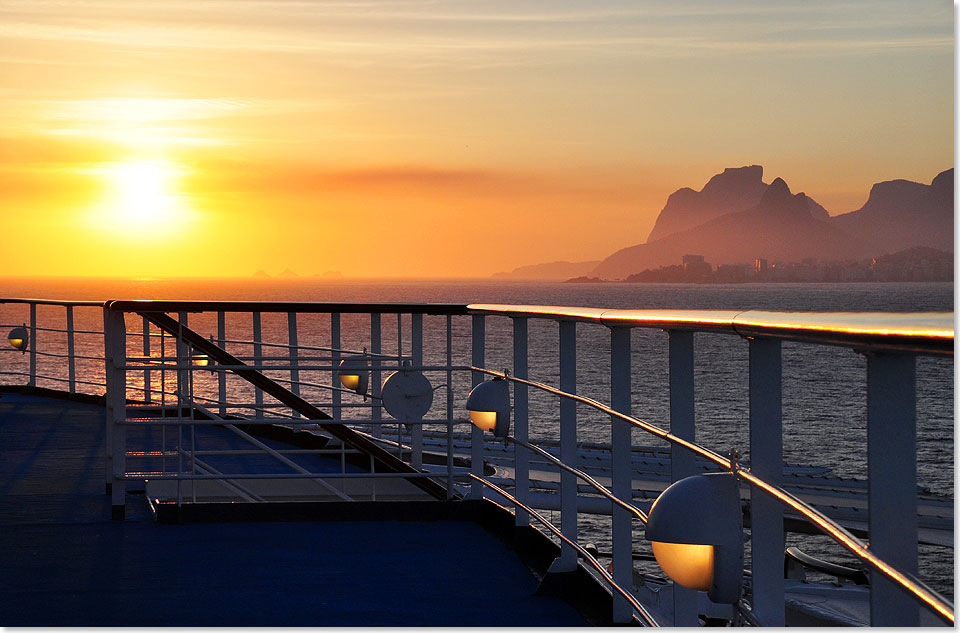 SEVEN SEAS MARINER steuert in den Atlantik hinaus. Die Passagiere erhaschen einen letzten Blick auf die Bucht der Copacabana.
