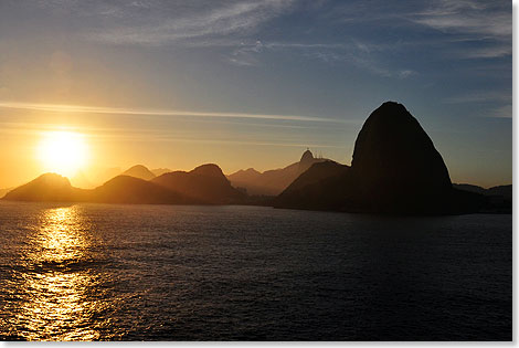 SEVEN SEAS MARINER verlässt Rio im Sonnenuntergang. Im Hintergrund der ... 