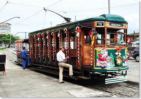 Mit dieser historischen Straenbahn werden Stadtrundfahrten durchgefhrt.