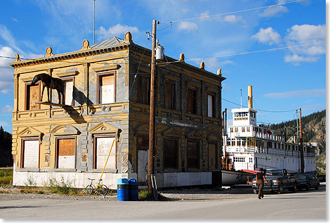 Mit mehr als 1.300 Einwohnern ist Dawson City heute die zweitgrößte Stadt im Yukon Territory. Gegründet wurde sie 1896, als der Goldrausch mehr als hunderttausend Glücksritter aus aller Welt an Yukon und Klondike lockte. Allein in Dawson City lebten 1898 über 40.000 Menschen. Rechts im Bild: der historische Raddampfer SS KENO.