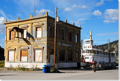 Mit mehr als 1.300 Einwohnern ist Dawson City heute die zweitgrte Stadt im Yukon Territory. Gegrndet wurde sie 1896, als der Goldrausch mehr als hunderttausend Glcksritter aus aller Welt an Yukon und Klondike lockte. Allein in Dawson City lebten 1898 ber 40.000 Menschen. Rechts im Bild: der historische Raddampfer SS KENO.