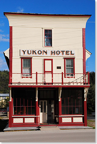 Das historische Yukon Hotel hat als eines der wenigen Holzbauten alle Brände in Dawson City überlebt. Um 1897 von dem Geschäftsmann J. E. Binet erbaut, wurde es 1930 erstmals als Hotel genutzt